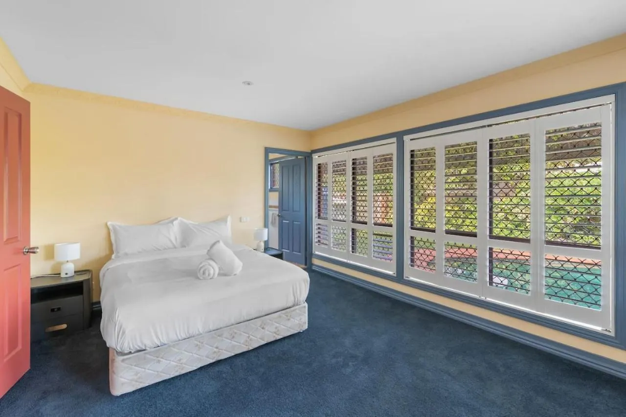 Spacious Affordable 8B3B 2 Living Pool Yard And Mall Brisbane Australia