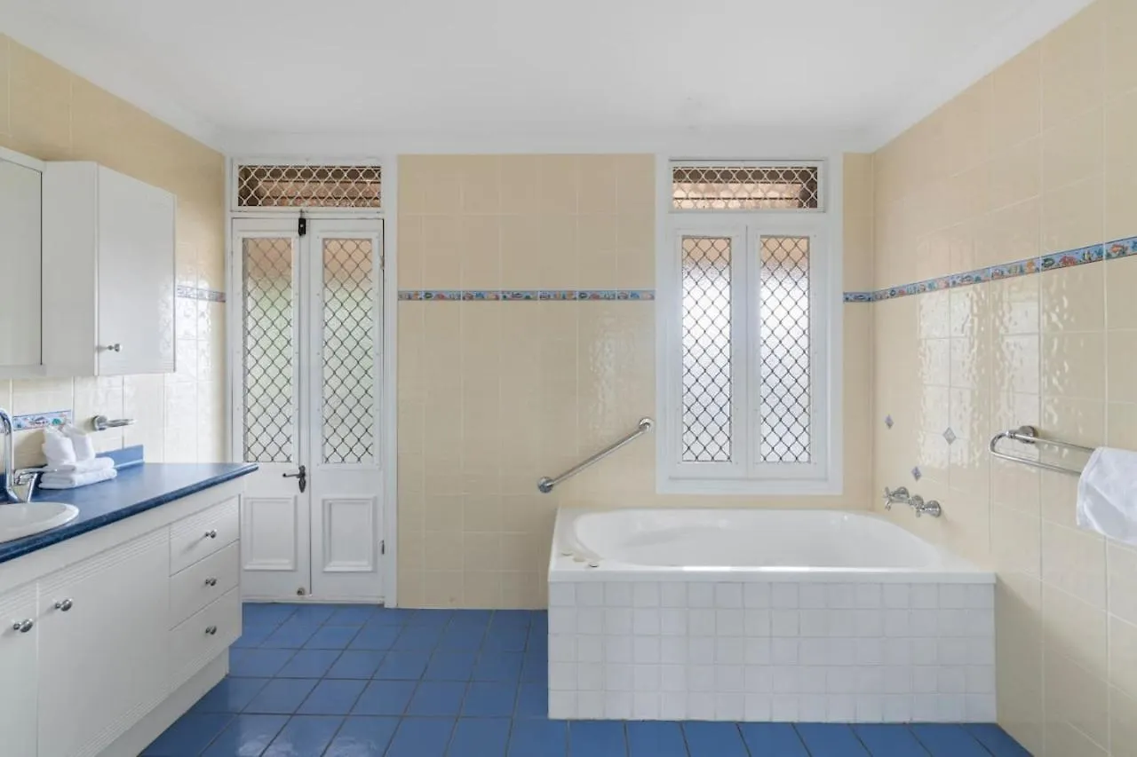 Spacious Affordable 8B3B 2 Living Pool Yard And Mall Brisbane 0*,  Australien