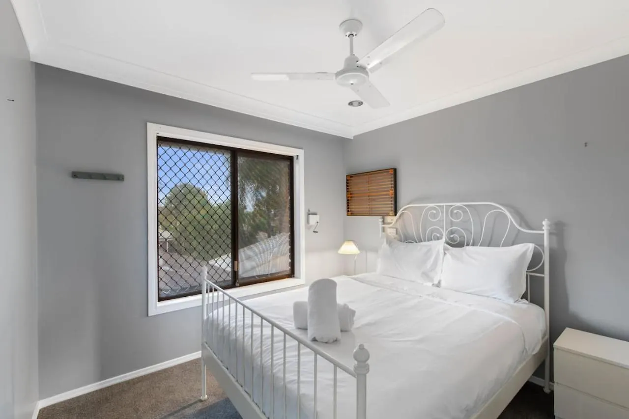 Spacious Affordable 8B3B 2 Living Pool Yard And Mall Brisbane Holiday home