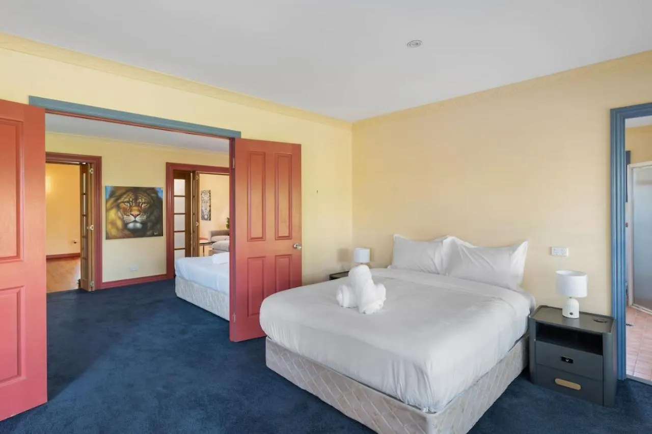 Spacious Affordable 8B3B 2 Living Pool Yard And Mall Brisbane