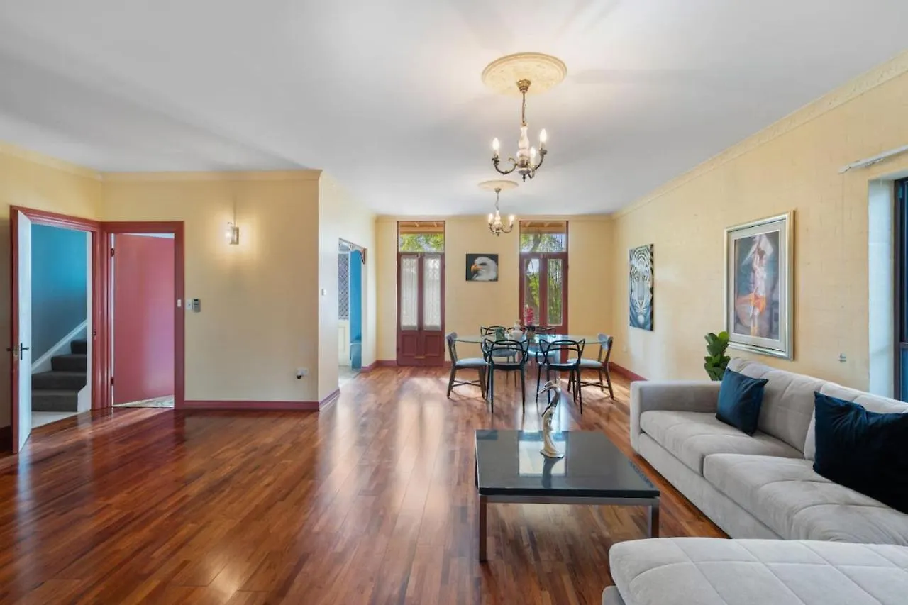 Spacious Affordable 8B3B 2 Living Pool Yard And Mall Brisbane