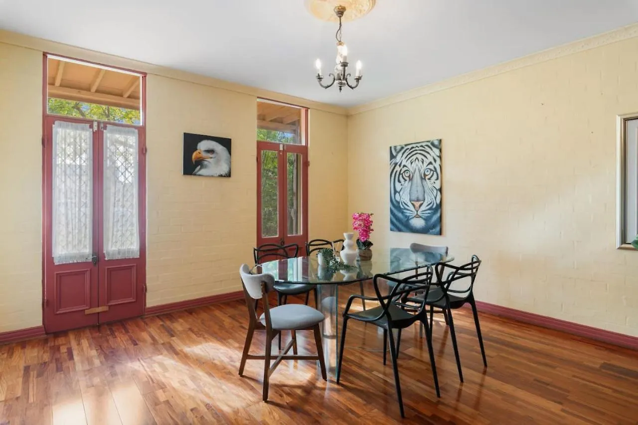 Holiday home Spacious Affordable 8B3B 2 Living Pool Yard And Mall Brisbane