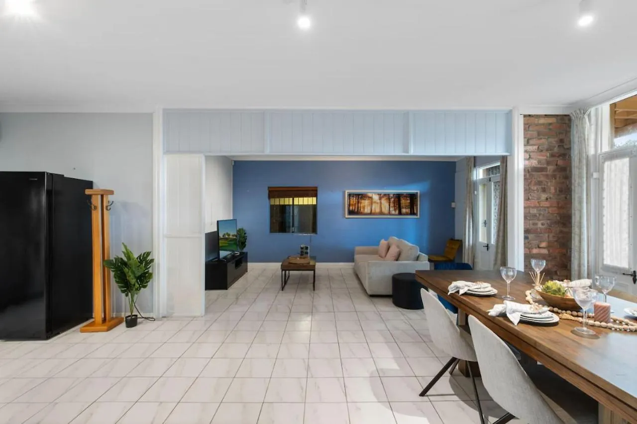 Spacious Affordable 8B3B 2 Living Pool Yard And Mall Brisbane