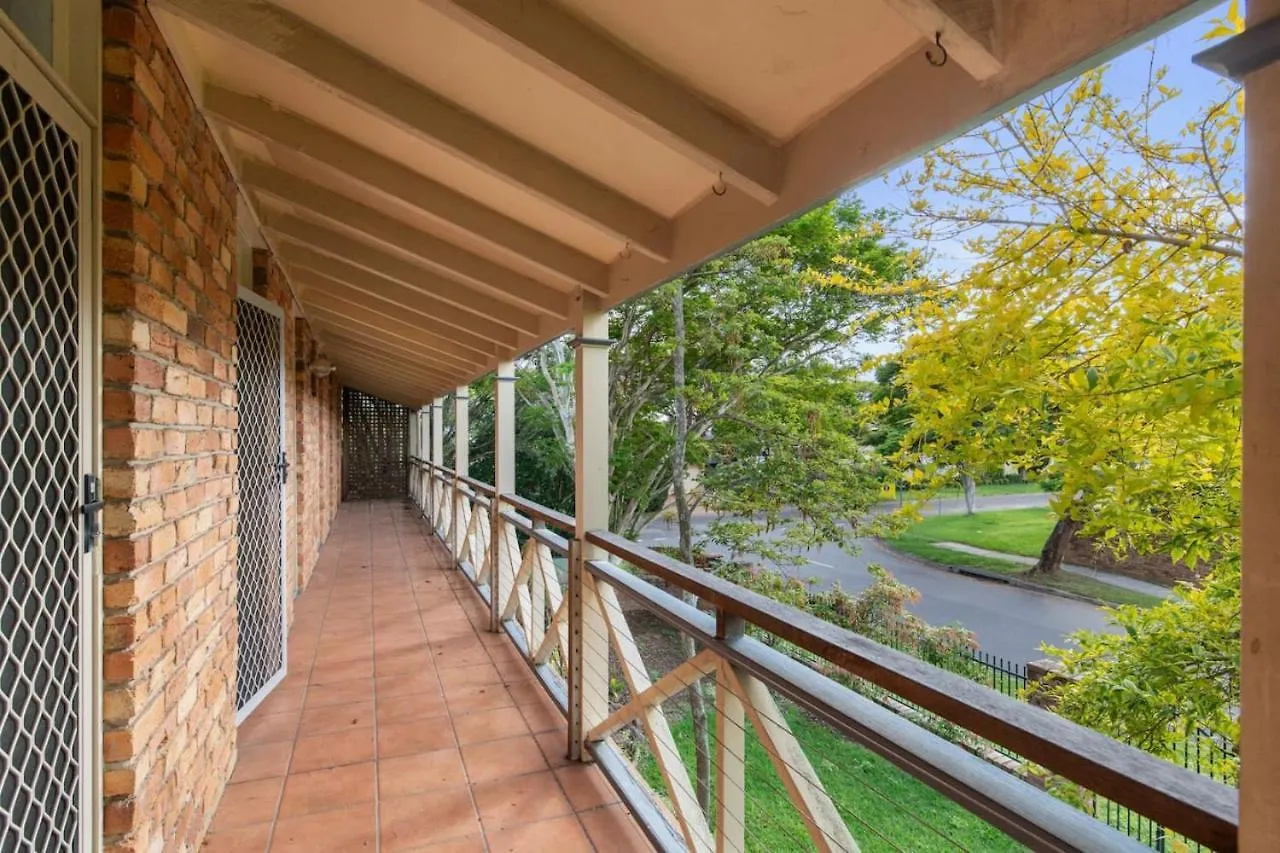Spacious Affordable 8B3B 2 Living Pool Yard And Mall Brisbane Australia