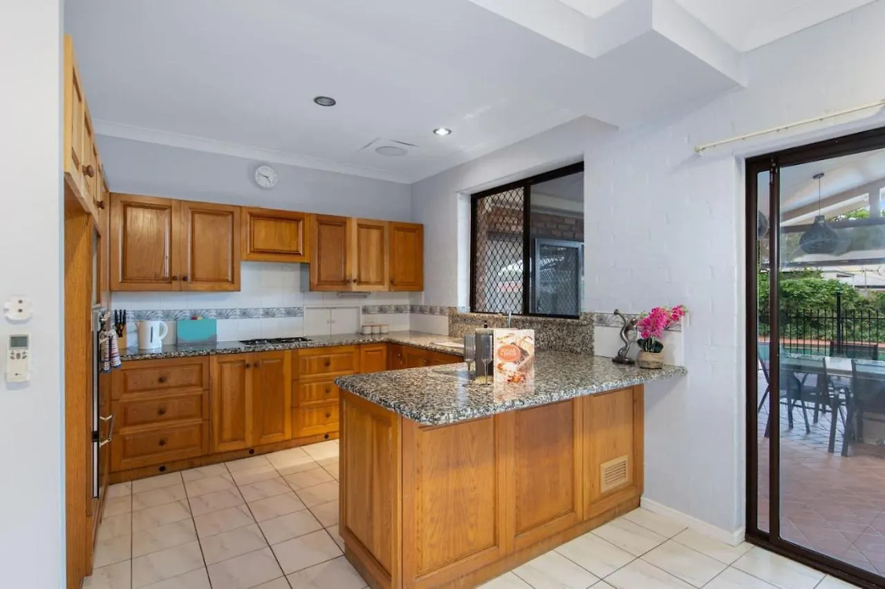 Spacious Affordable 8B3B 2 Living Pool Yard And Mall Brisbane Holiday home