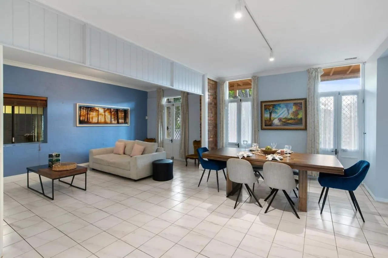 Spacious Affordable 8B3B 2 Living Pool Yard And Mall Brisbane